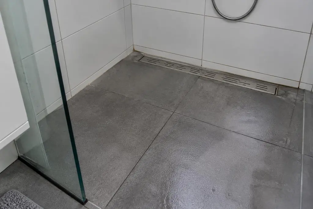 Lekdetectie Nijverdal – lekkende inloopdouche met natte voegen