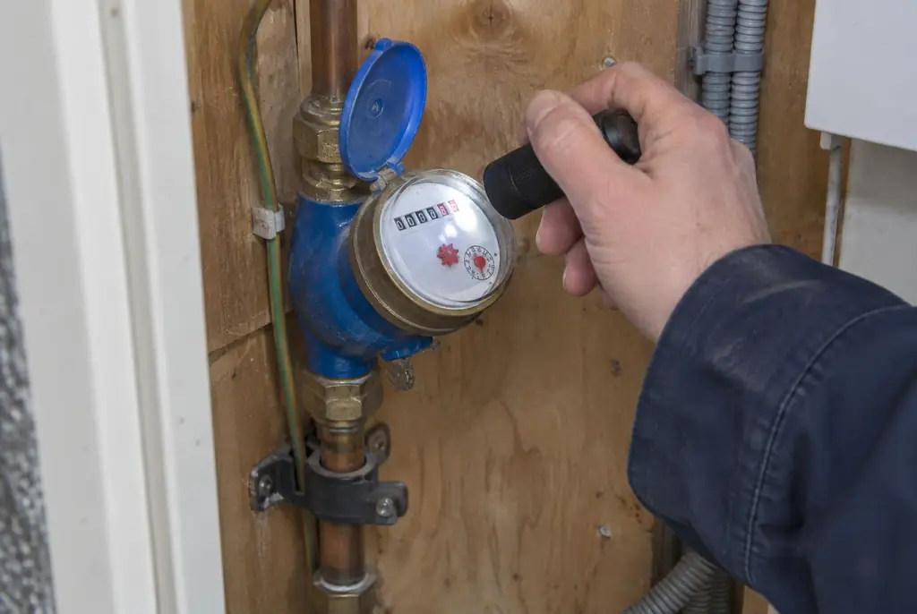 Lekdetectie Nijverdal – watermeter in de meterkast controleren met een zaklamp